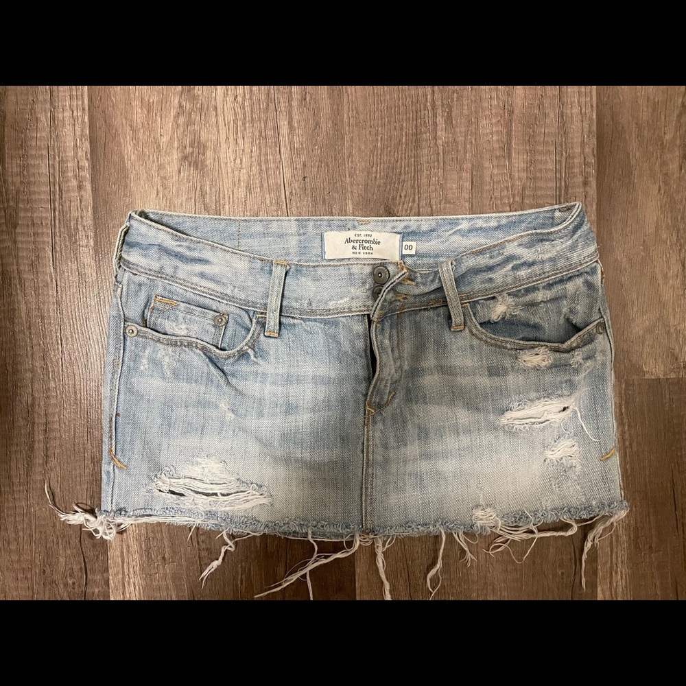 Like-new A&F skirt. Worn three time tops